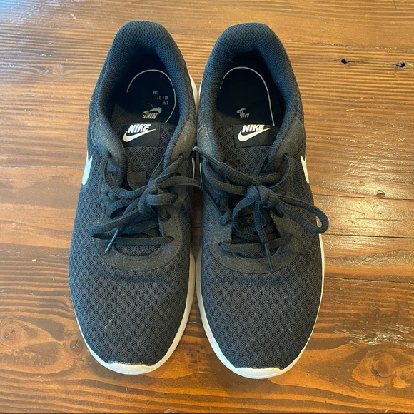 Black Nike shoes - Picture 4 of 7